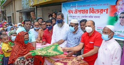 বগুড়ায় কাউন্সিলর হিরু’র শাড়ী লুঙ্গি বিতরণ